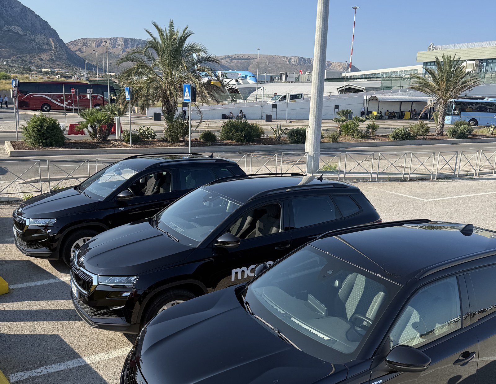 Le auto Movee parcheggiate davanti al terminal dell'aeroporto di Palermo Punta Raisi